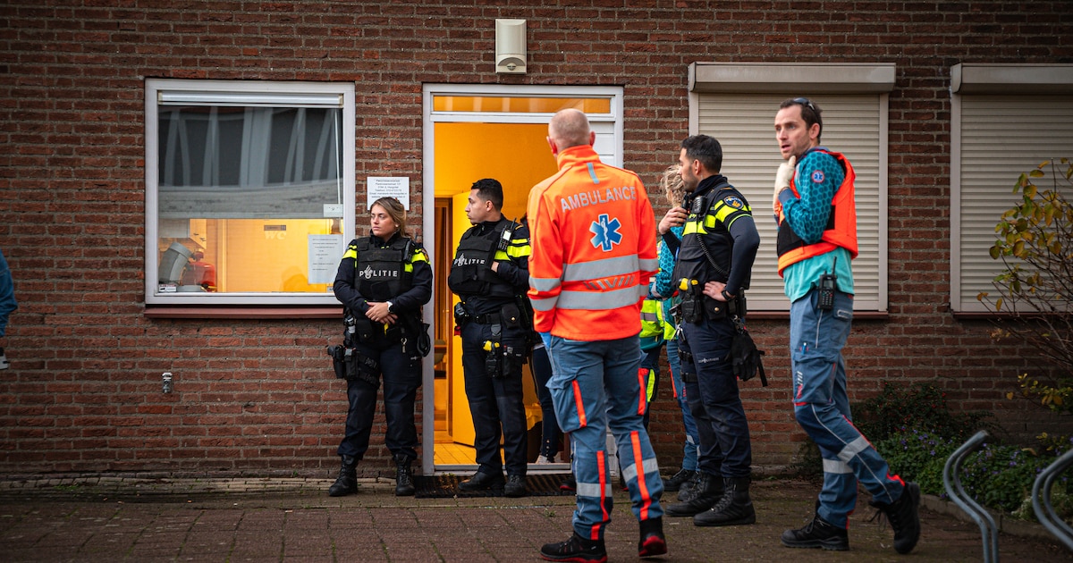 Als uitvaart van rapper op z’n einde loopt, klinken er buiten ineens knallen: ‘Dit was veel te vroeg