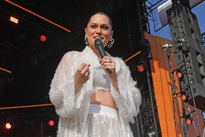 Hilariteit om ‘verbod op meezingen’ voor mensen met slechte stem bij shows Jessie J, al juichen fans het ook toe
