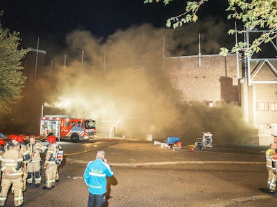 Donkere rook bij grote brand in kruipruimte Olympisch Stadion, brandhaard moeilijk te bereiken