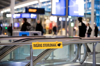 Radiozenders NPO3 en FunX zenden tijdens Tweede Kamerverkiezingen uit vanaf ‘stembureau’ Utrecht Cen