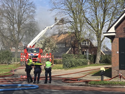 Grote inzet brandweer bij De Tasca in Markelo: vuur mogelijk ontstaan door onkruidbrander