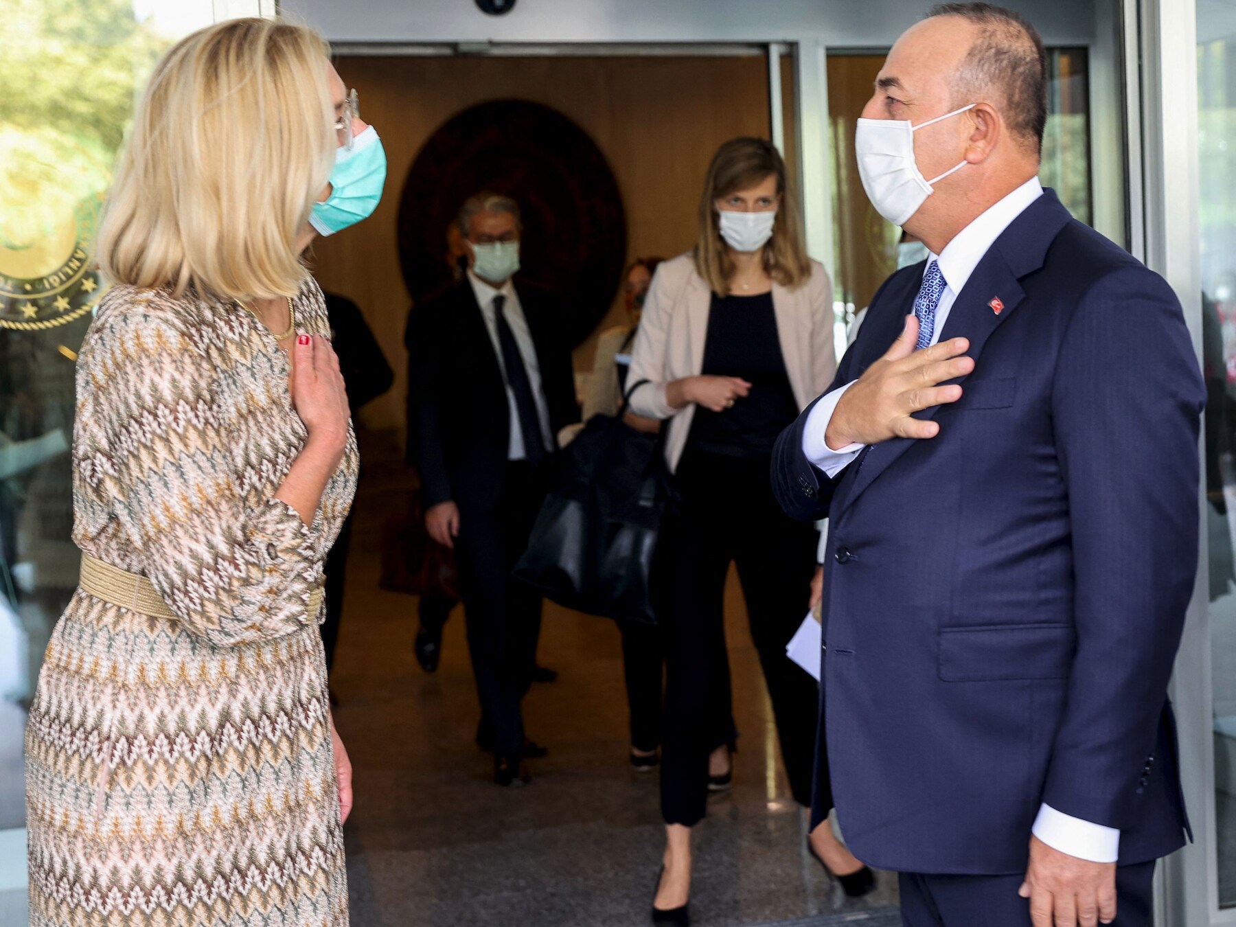 Demissionair minister Sigrid Kaag van Buitenlandse Zaken met haar Turkse ambtsgenoot Mevlut Cavusoglu in Ankara.