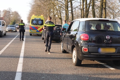 Auto’s botsen in Lierop, vrouw nagekeken in ambulance