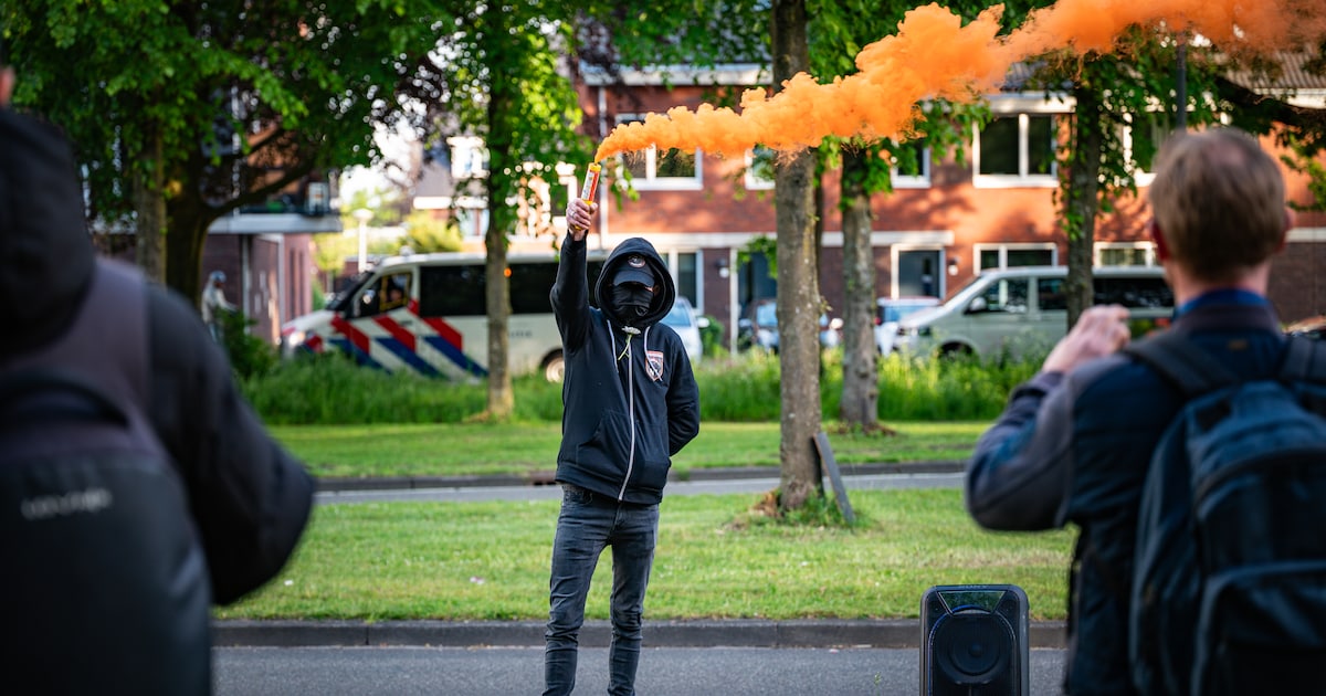 Opnieuw demonstratie bij noodopvang in Loosdrecht: Mobiele Eenheid massaal aanwezig