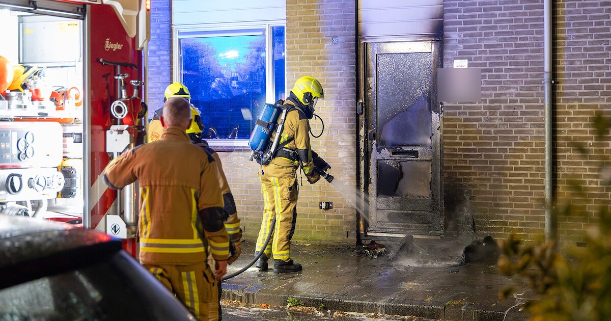 Voordeur beschadigd door brandende vuilnisbak aan Bandoengstraat in Haarlem
