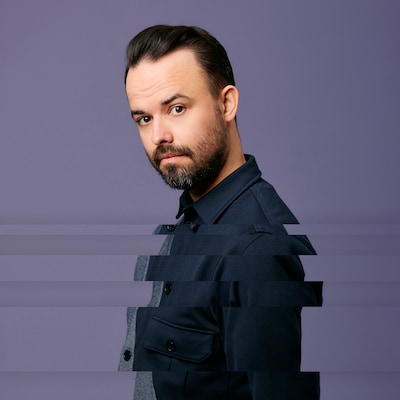 Cabaretier Tim Hartog brengt zijn succesvolle programma 'Fictie' naar Theater 't Mozaïek in Wijchen.