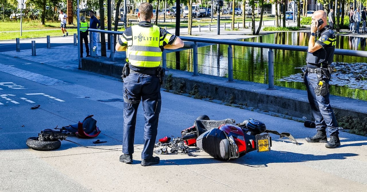 Scooterrijder zwaargewond bij ongeval in Enschede, onderdelen voertuig liggen verspreid over de weg