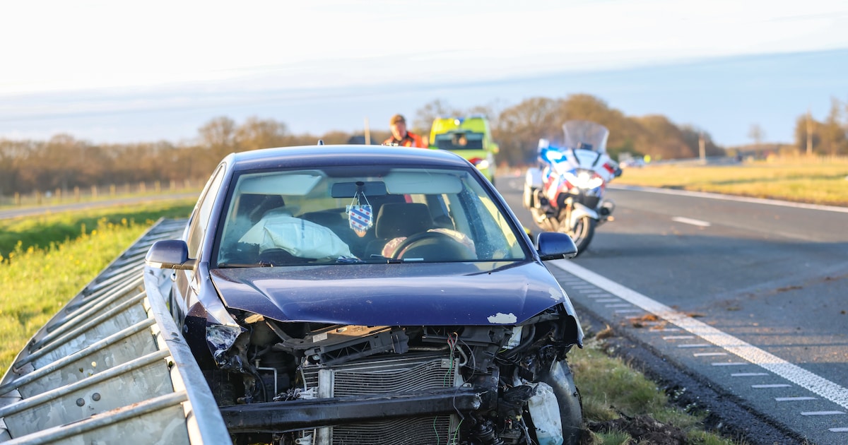 Automobilist belandt in vangrail op N381 bij Donkerbroek
