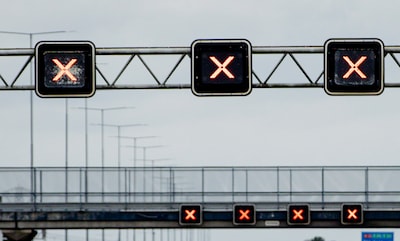 Te hoge vrachtwagen rijdt verlichting Thomassentunnel kapot, twee rijstroken afgesloten
