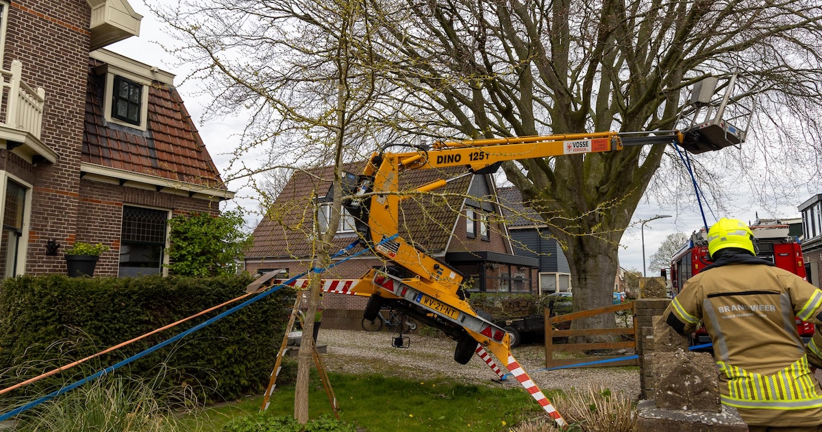 Hoogwerker kantelt bijna tijdens snoeiwerkzaamheden in Akersloot