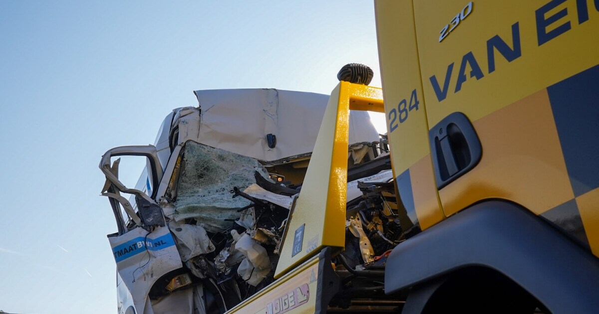 Bestelbus botst op vrachtwagen op A67 richting Eindhoven: bestuurder heeft engeltje op zijn schouder