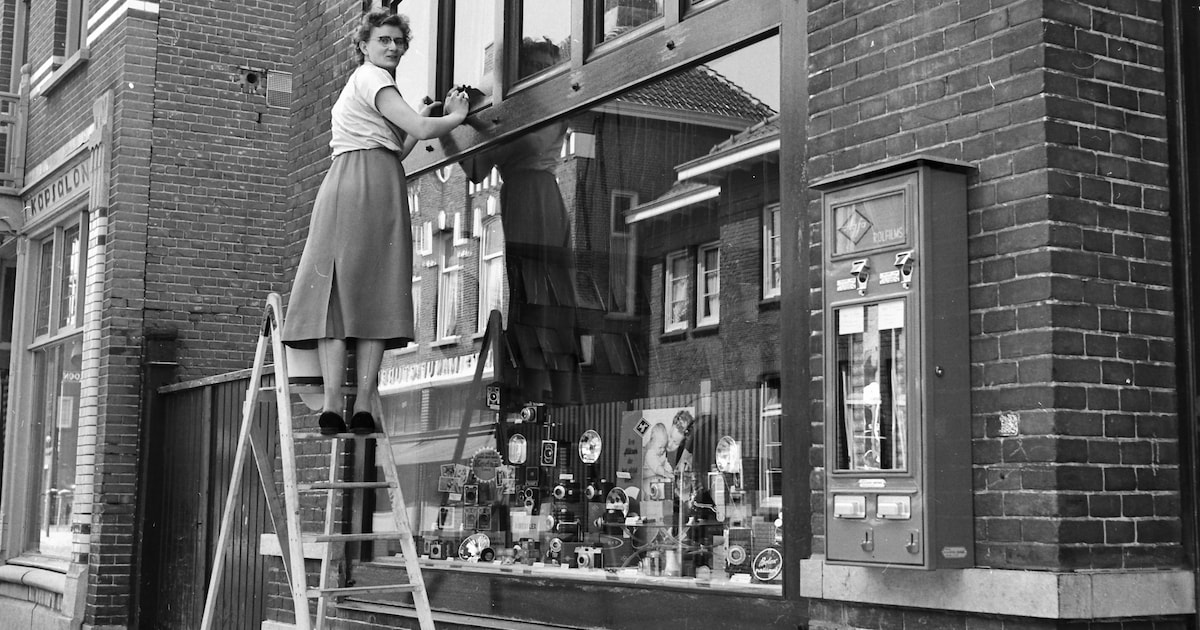 Heemkundekring Dongen zet historische foto's en bidprentjes online in nieuwe beeldbank