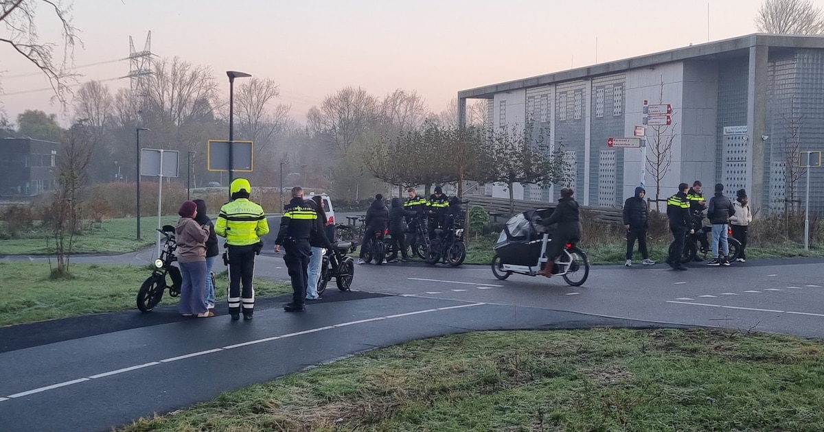 Politie controleert e-bikes bij scholen in Leiden