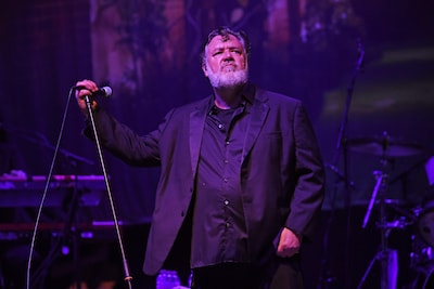 Russell Crowe is acteur, maar nog liever artiest: ‘Hollywood begrijpt mijn humor niet’