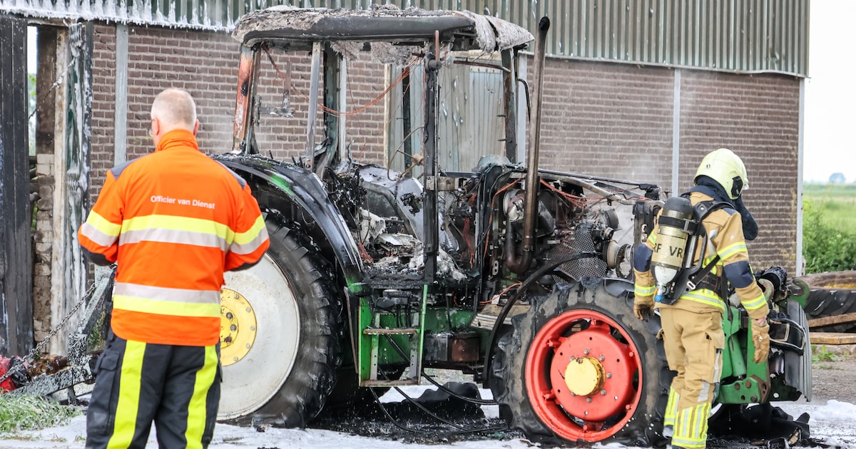 Tractor op terrein in Haskerdijken vliegt in brand