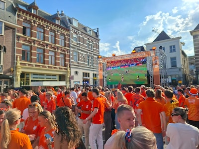 Oranjekoorts laait op in onze regio: steeds meer fans in binnensteden, fakkels en gezang uit volle b