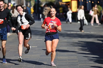 Kyra (20) rent Urban Trail Utrecht voor haar overleden opa: ‘Het viel me zwaar’