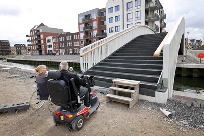 Veel lof én kritiek op nieuwe brug in Spijkenisse vanwege traptreden: ‘Blikvanger en functioneel’