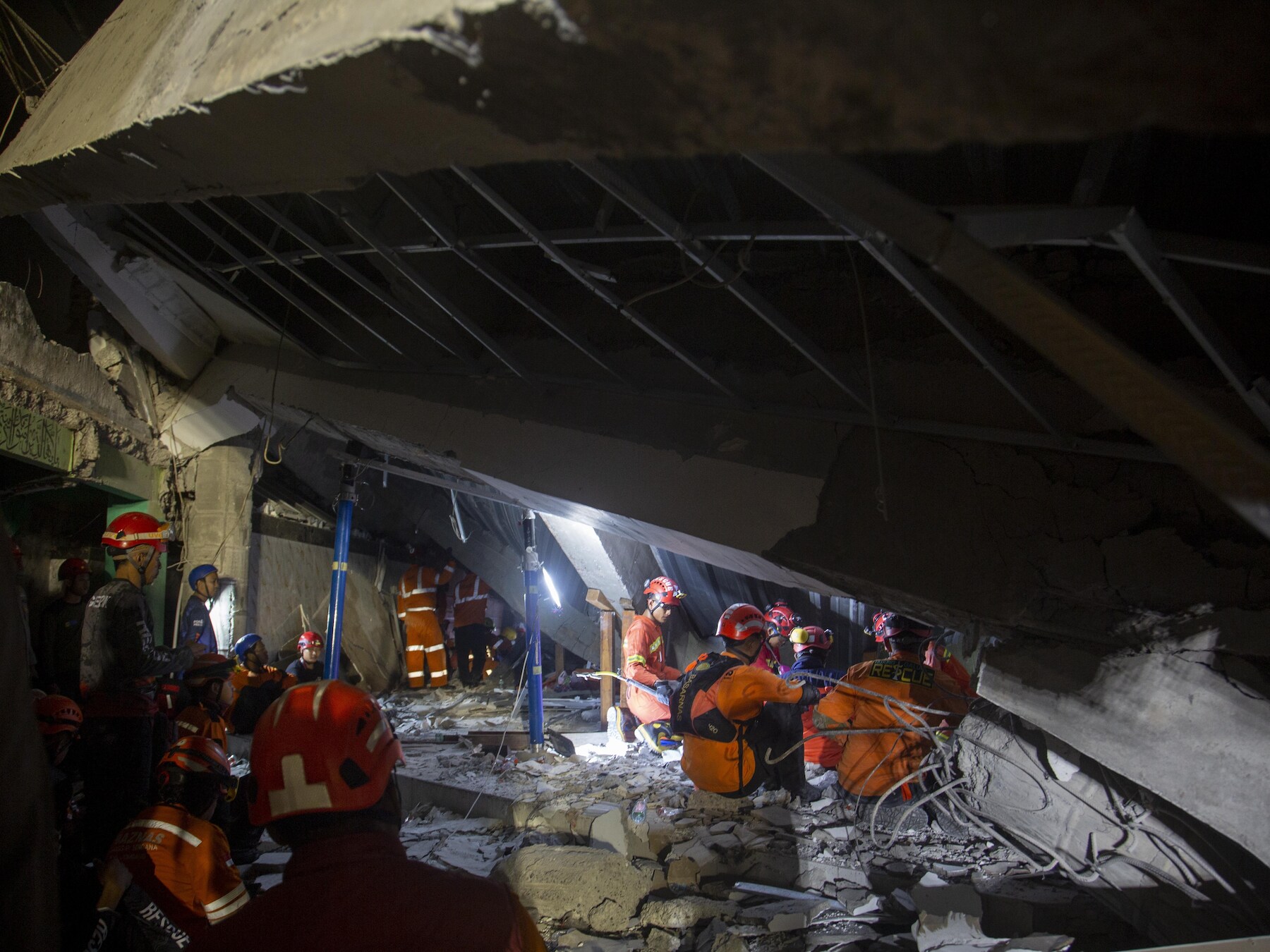 Zeker 65 leerlingen nog vast onder puin van ingestort schoolgebouw in Indonesië, één lichaam geborgen