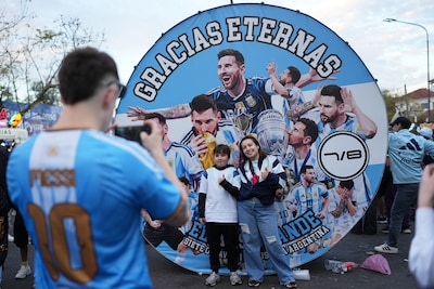 Lionel Messi huilend in de spelersbus richting stadion, Argentijnse fans maken er nu al spektakel van