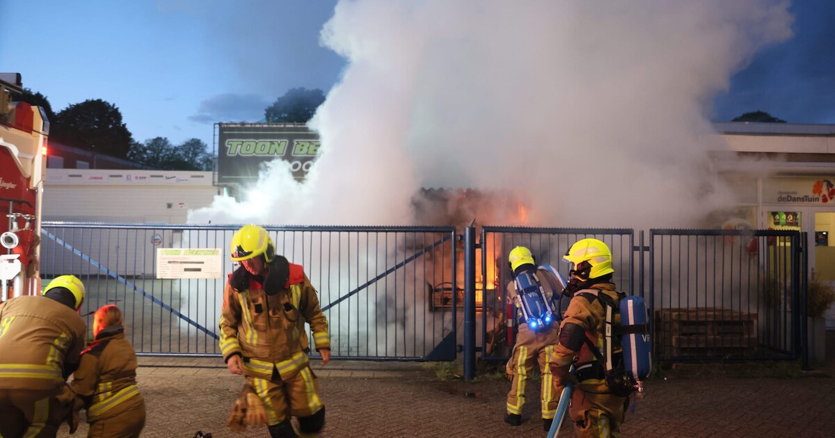 Grote brand bij winkel op Cornelis Groenlandstraat in Heemskerk