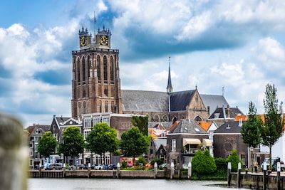 Risico op vallende stukken steen van Grote Kerk, toegangspoort afgesloten