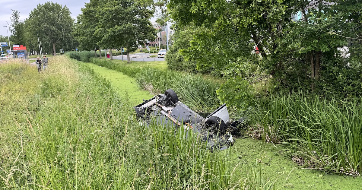 Auto ondersteboven in het water bij het ziekenhuis in Leiderdorp