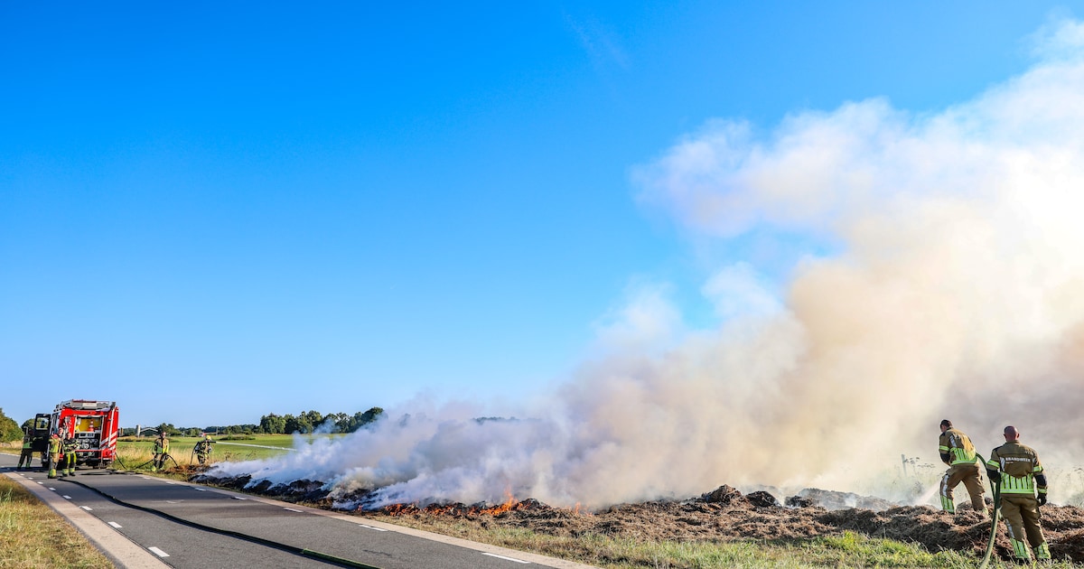 Stapel hooi vliegt opnieuw in brand in Drachten-Azeven
