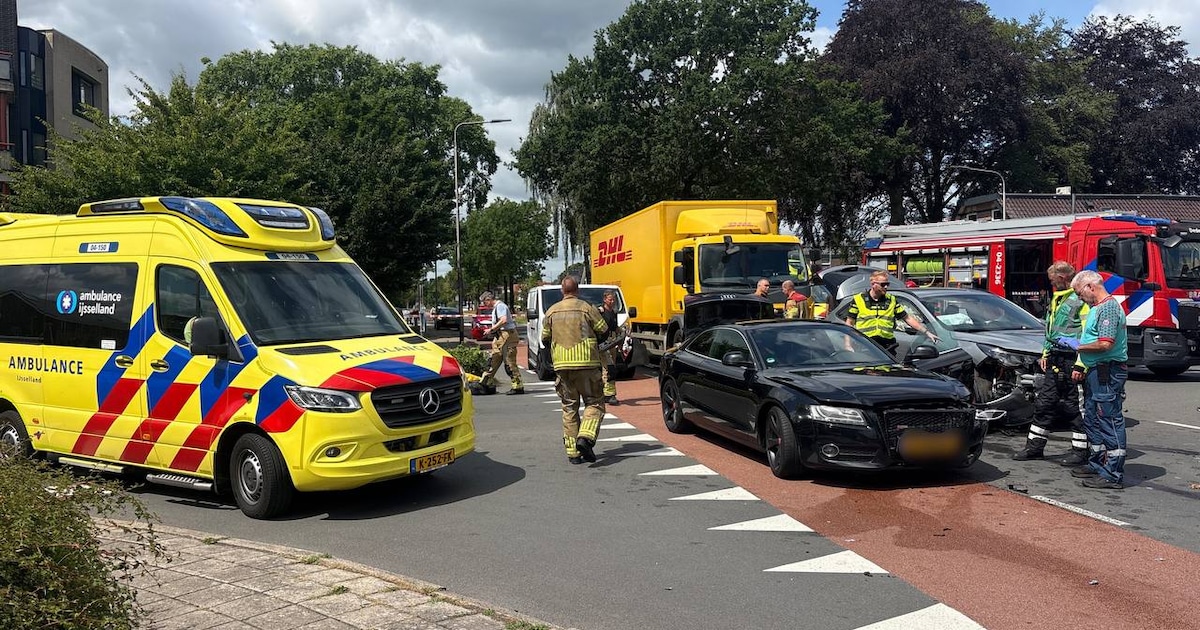 Twee auto’s zwaar beschadigd bij botsing in Dedemsvaart