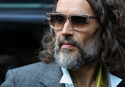 Heftige getuigenis tegen Russell Brand te horen in rechtbank: ‘Sloot mijn ogen en probeerde er mentaal niet te zijn’
