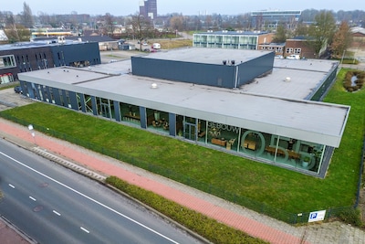 Al jaren zijn ze verboden, toch gaan de activiteiten in Gebouw 055 gewoon door: nu volgt de straf