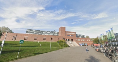 Plein bij Groenhovenbad in Gouda krijgt nieuwe inrichting met bomen en bank