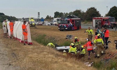 Twee meisjes (14 en 16) zwaarge­wond bij ongeval met auto op A50 bij Uden, ook 5 familieleden gewond