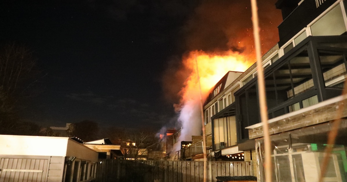 Uitslaande woningbrand in Soest na explosies: vlammen slaan uit bovenverdieping