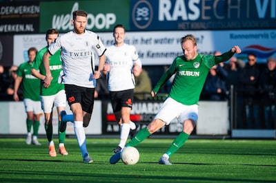 KNVB stelt door weeromstandigheden hervatting tweede en derde divisie uit