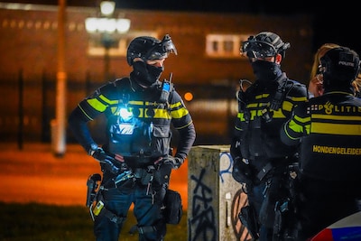 Man met snijwond in Eindhoven, politie valt woning binnen op zoek naar verdachte