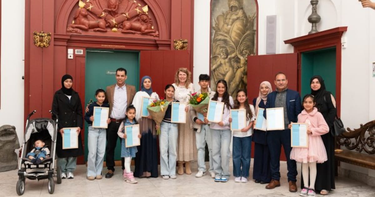 Nieuwe Nederlanders officieel verwelkomd tijdens naturalisatieceremonie in Enkhuizen