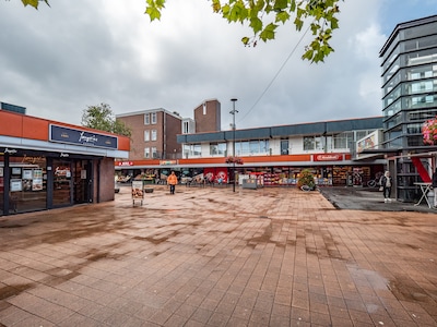 66-jarige vrouw mishandeld in winkelcentrum Buytenwegh, politie zoekt verdachte