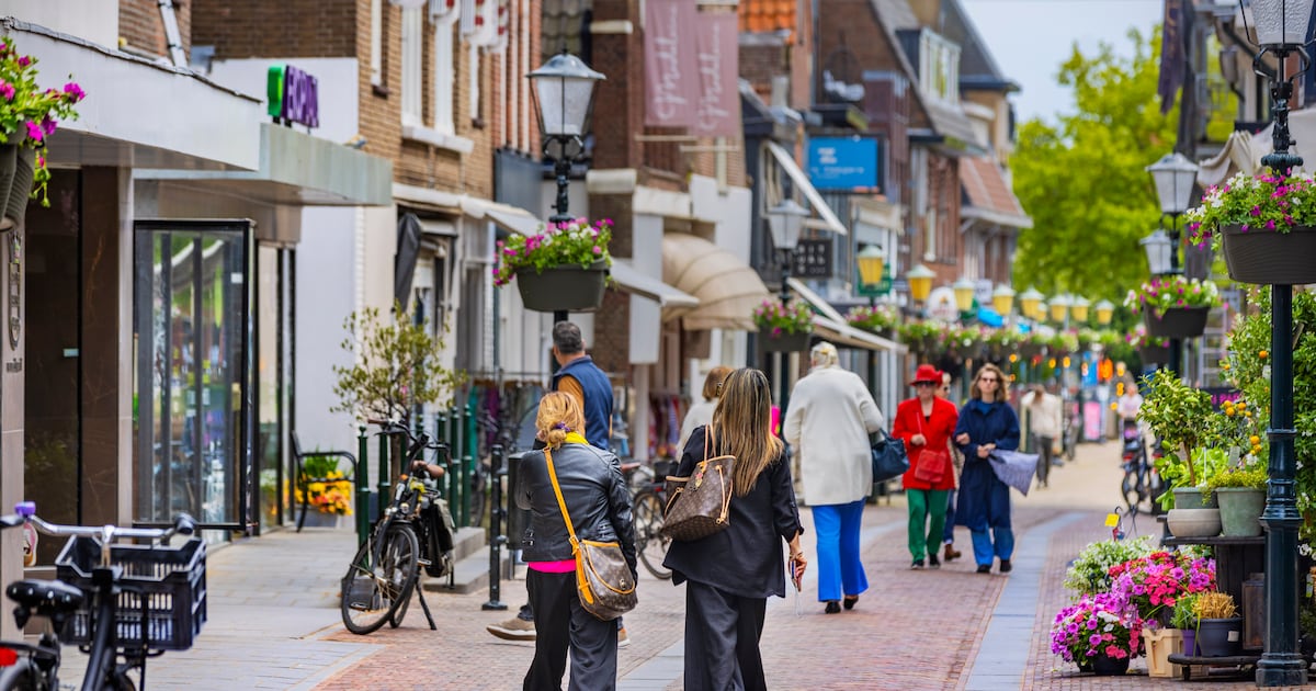 Prinses Margarita gestrikt voor opening vernieuwd winkelcentrum Wassenaar