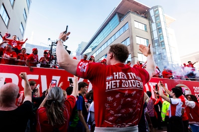 Een dansje met Saibari, fakkels en een volgepakt Stadhuisplein: de huldiging van PSV in beeld