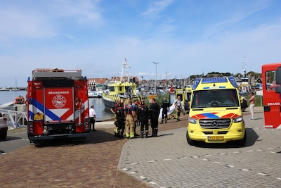 Explosie op IJsselmeer: boot gezonken, gewonden door KNRM Urk aan wal gebracht