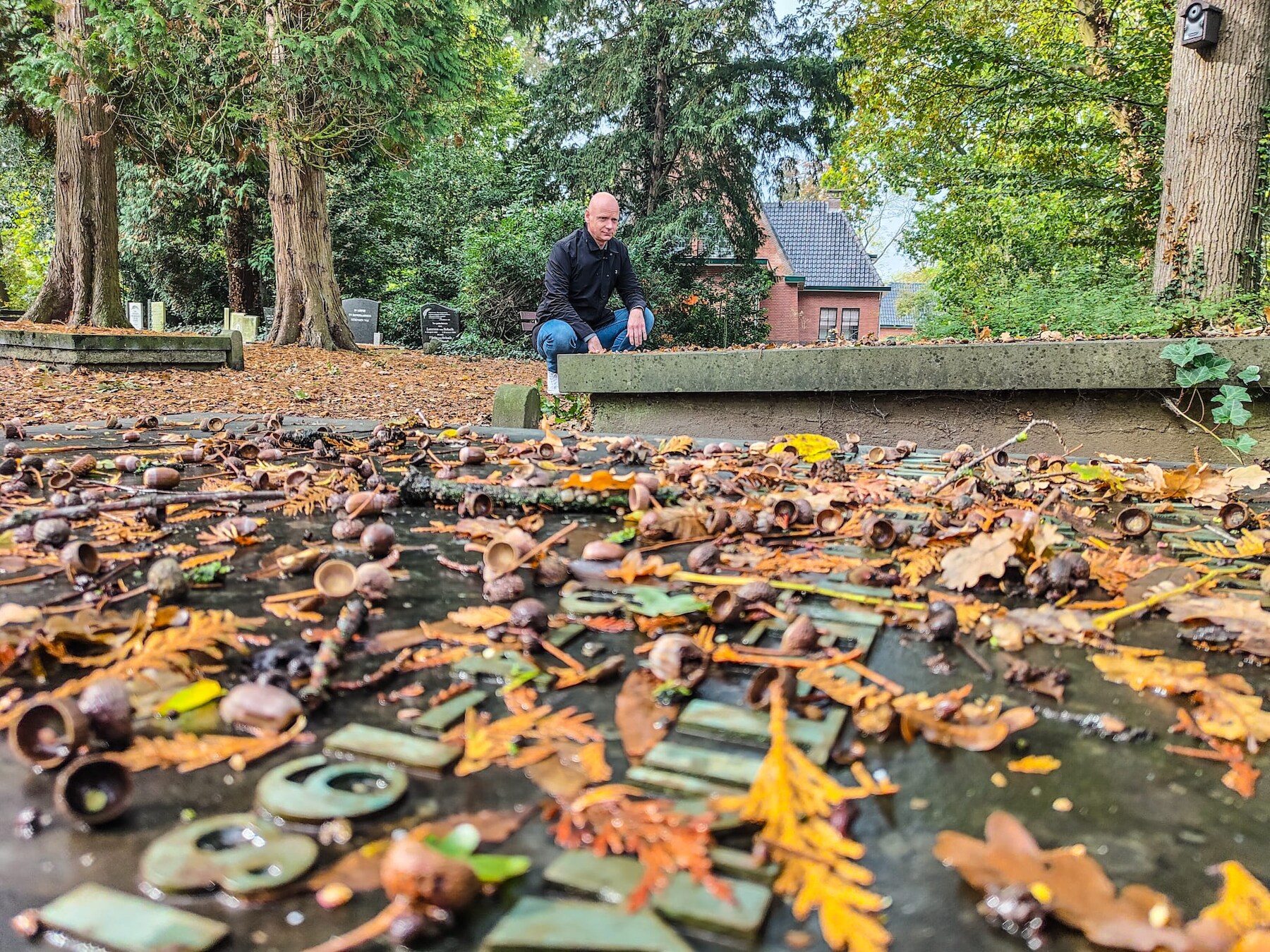 Michél startte een insta-account vol grafstenen: 'Ik heb een fascinatie voor begraafplaatsen'