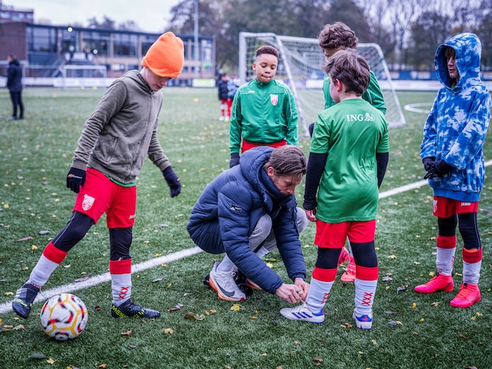 Thijs Zonneveld strikt veters.