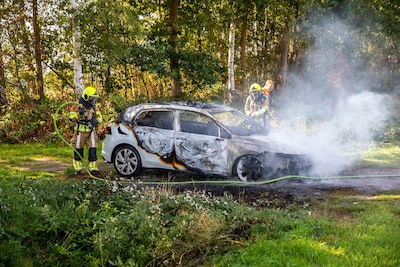 Auto brandt uit op zijweg in Heerle