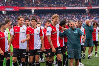 Feyenoorders tikken erop los in rondo, Twente eert Diekman met nieuw shirt en WK-ganger terug bij PSV
