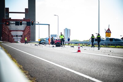 Taxibus rijdt hek in na botsing, Spijkenisserbrug in beide richtingen dicht