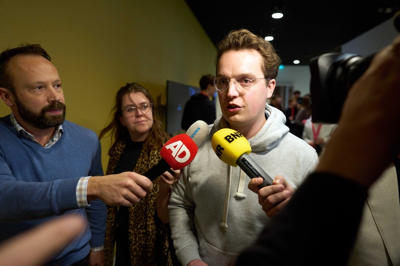 Siewert van Lienden tijdens een schorsing van het debat in de Tweede Kamer over de omstreden mondkapjesdeal. 