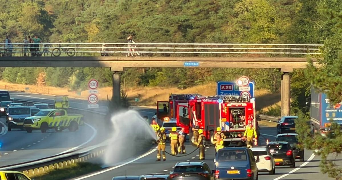 Brandweer blust vanaf de A28 een brand in de berm bij Nunspeet