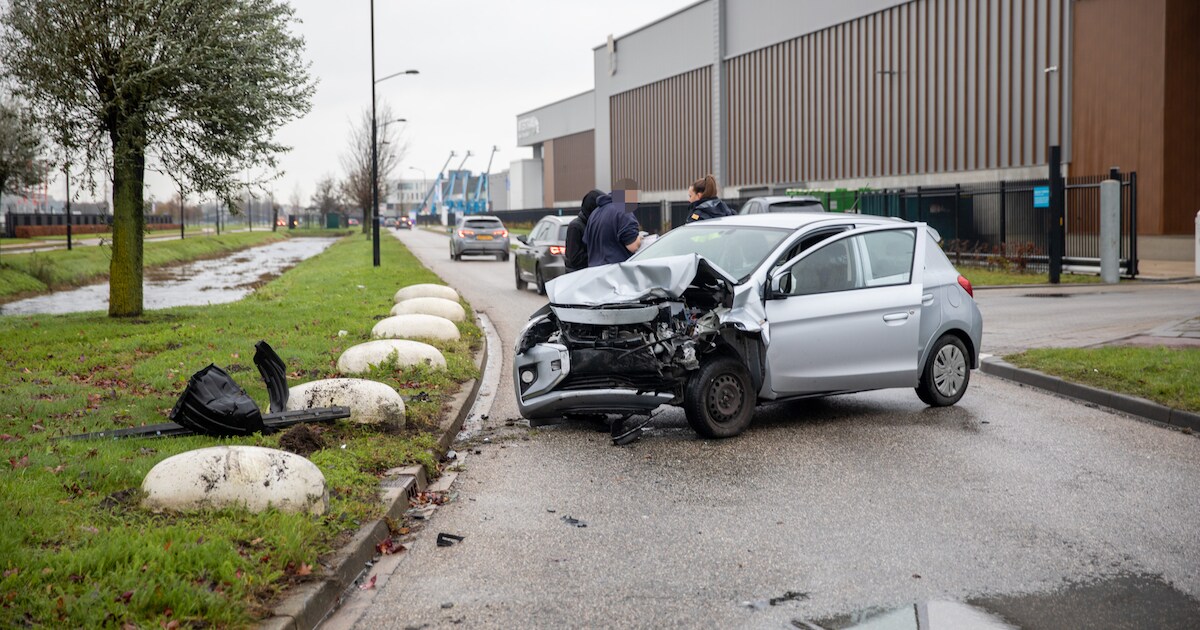 Grote schade na botsing tussen twee auto's op industrieterrein in Oud Gastel, bestuurder gewond