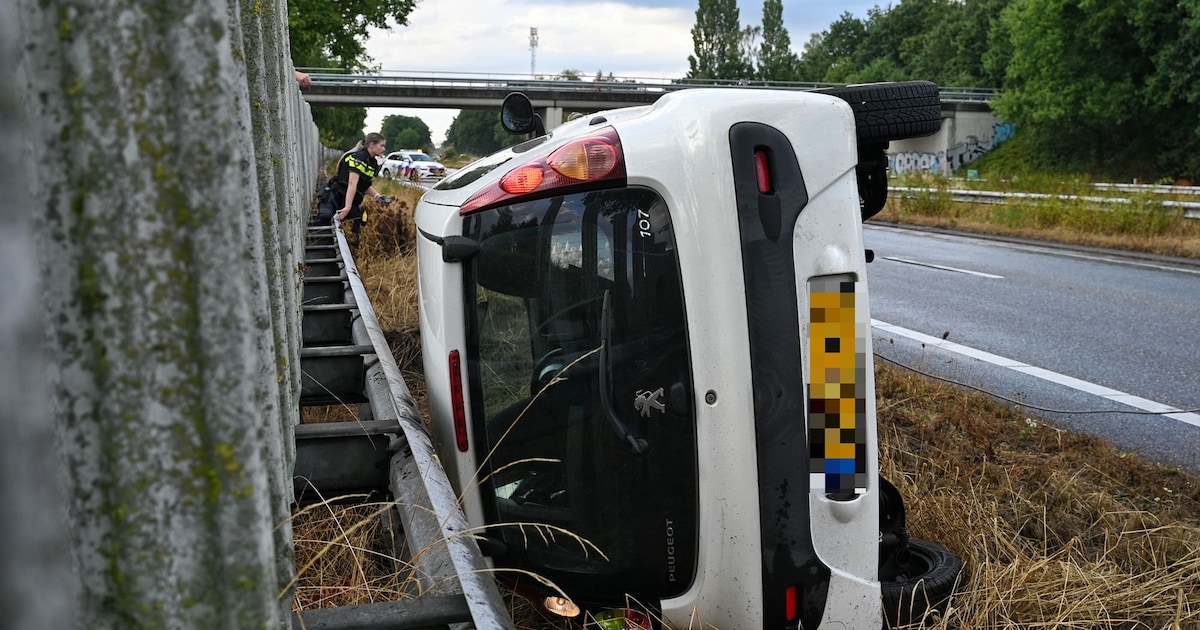 Vrouw belandt met auto tegen vangrail op gladde weg, voertuig kantelt